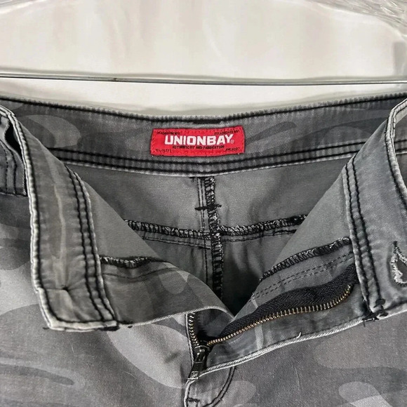 Unionbay Camo Cargo Shorts Men's 42 Grey Button Zip Side Pockets - Picture 7 of 11